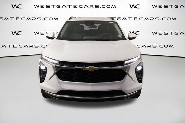 Used 2026 Chevrolet Trax LT FWD image 2