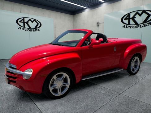 Used 2004 Chevrolet SSR w/ Preferred Equipment Group RWD image 10
