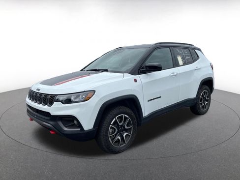 Used 2025 Jeep Compass Trailhawk AWD/4WD image 3