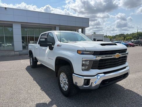 Used 2025 Chevrolet Silverado 2500 LT AWD/4WD image 3