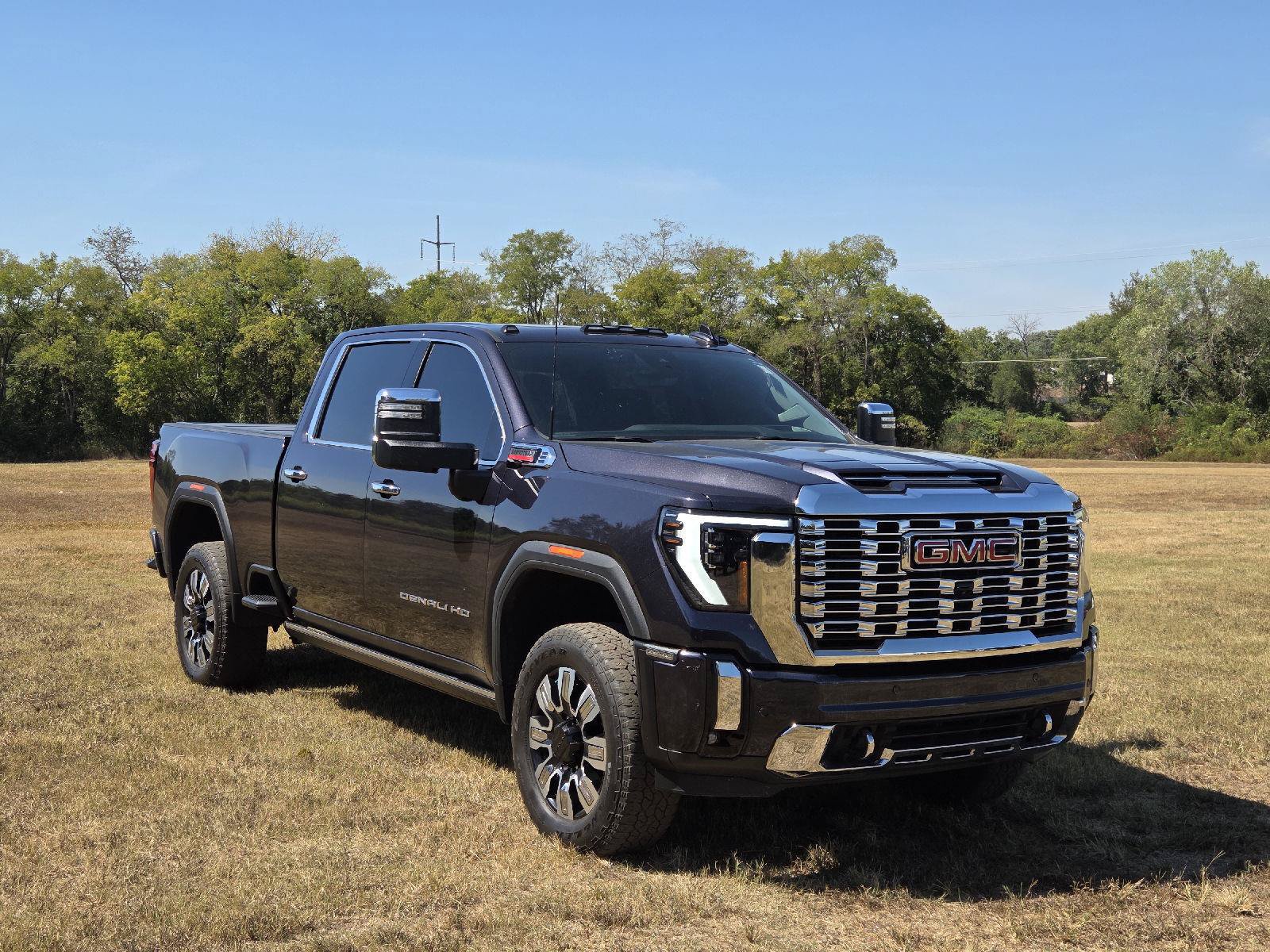 Used 2024 GMC Sierra 2500 Denali w/ Denali Reserve Package AWD/4WD image 1