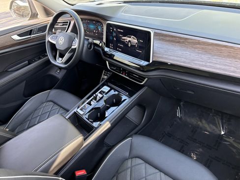 Certified 2025 Volkswagen Atlas SEL Premium R-Line image 10