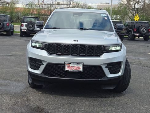 Used 2024 Jeep Grand Cherokee Altitude AWD/4WD image 4