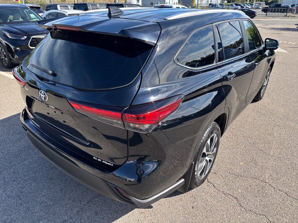 Used 2023 Toyota Highlander XLE AWD/4WD image 9