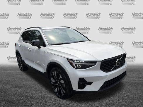 Certified 2025 Volvo XC40 B5 Ultra AWD/4WD image 2