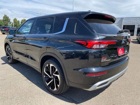 Used 2024 Mitsubishi Outlander 4WD Plug-In Hybrid image 3
