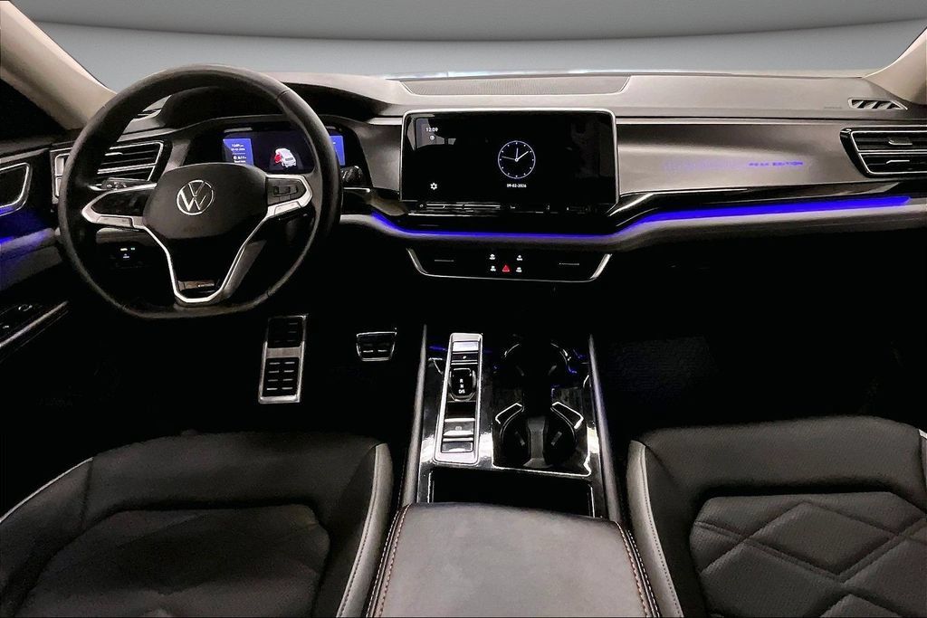 Used 2024 Volkswagen Atlas Peak Edition SE AWD/4WD image 7