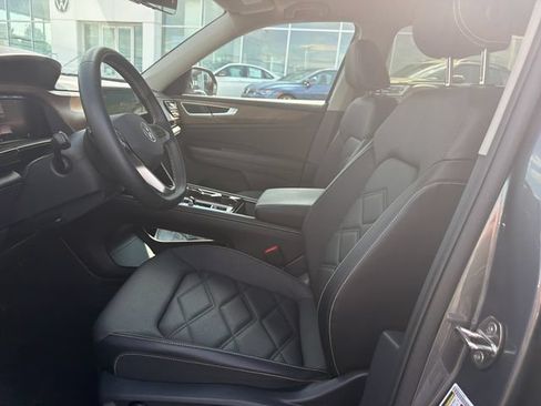 Used 2024 Volkswagen Atlas SE AWD/4WD image 12