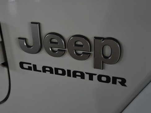 Used 2020 Jeep Gladiator Overland AWD/4WD image 10