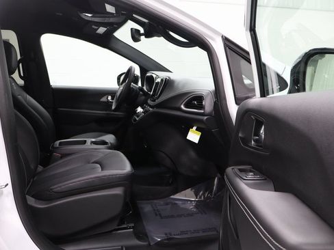 New 2026 Chrysler Pacifica Select w/ S Appearance Package FWD image 14