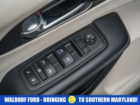 Used 2024 Chrysler Pacifica Touring-L image 41