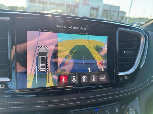 Used 2025 Chrysler Pacifica Limited FWD image 20