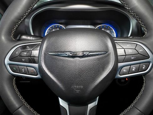 Used 2025 Chrysler Pacifica Select image 18