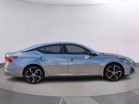 Used 2024 Nissan Altima 2.5 SR w/ SR Premium Package FWD image 7
