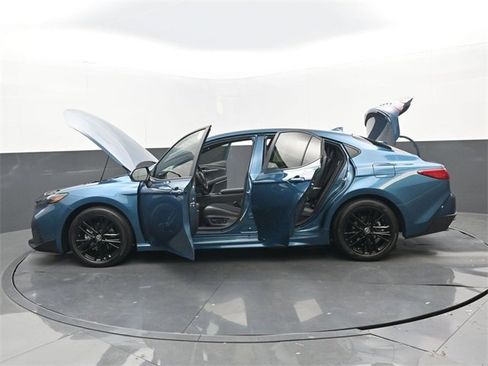 Used 2025 Toyota Camry SE image 34