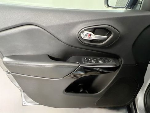 Used 2020 Jeep Cherokee Latitude Plus image 29