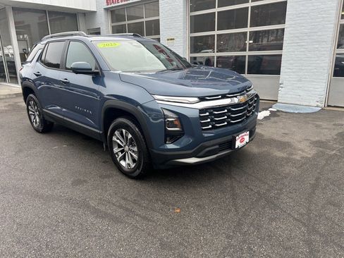 Used 2025 Chevrolet Equinox LT w/ Convenience Package II image 2