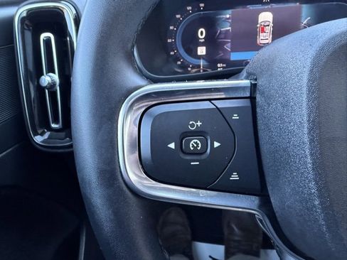 Used 2023 Volvo XC40 B5 Plus image 13