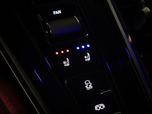 Used 2025 Aston Martin V8 Vantage Coupe image 30