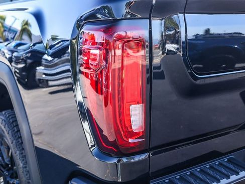 Used 2021 GMC Sierra 2500 Denali w/ Denali Black Diamond Edition image 9
