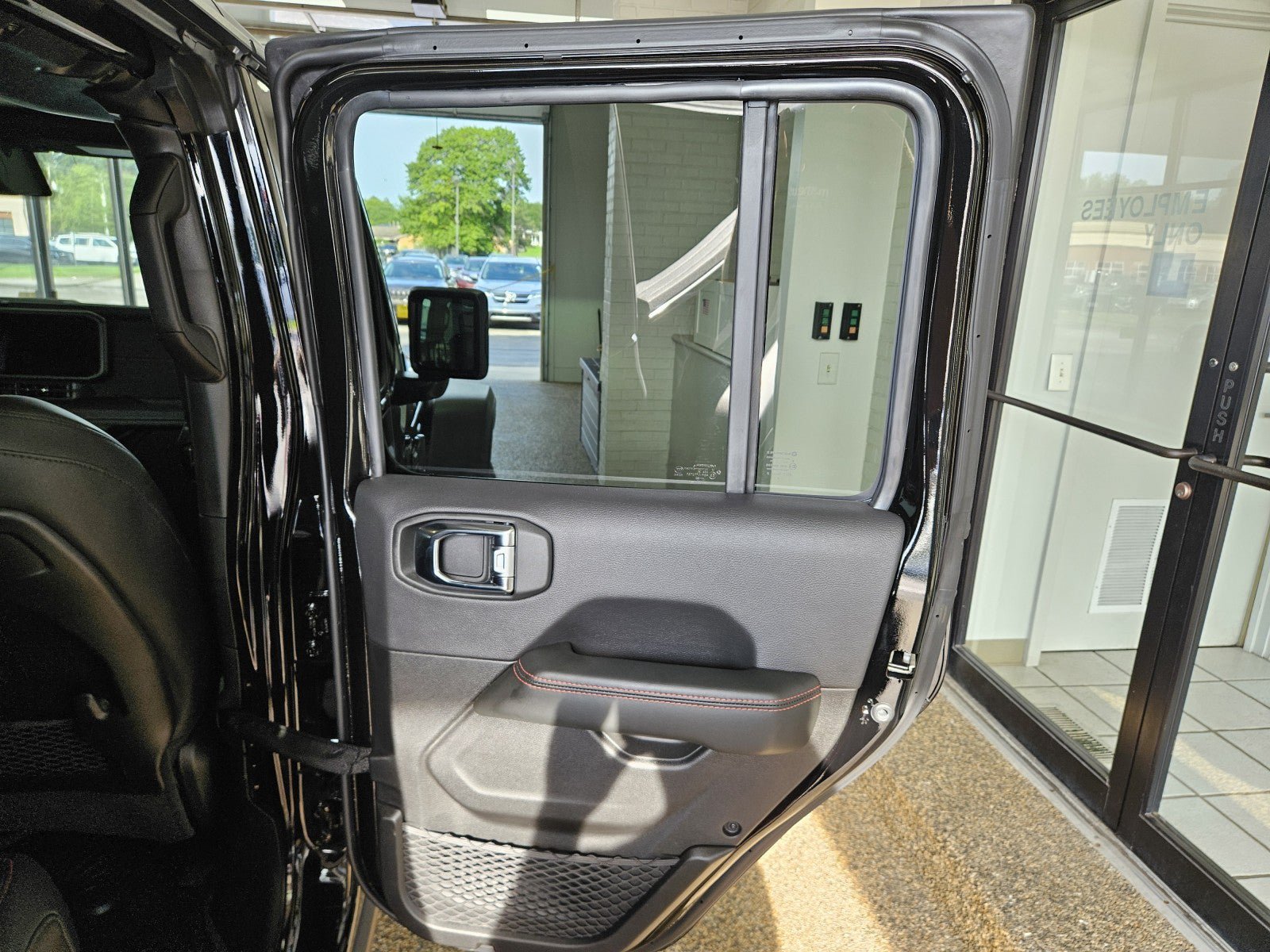 Used 2025 Jeep Gladiator Rubicon w/ Convenience Group AWD/4WD image 14