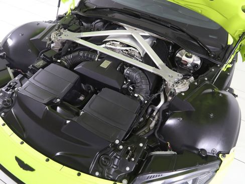 Used 2019 Aston Martin V8 Vantage Coupe RWD image 24