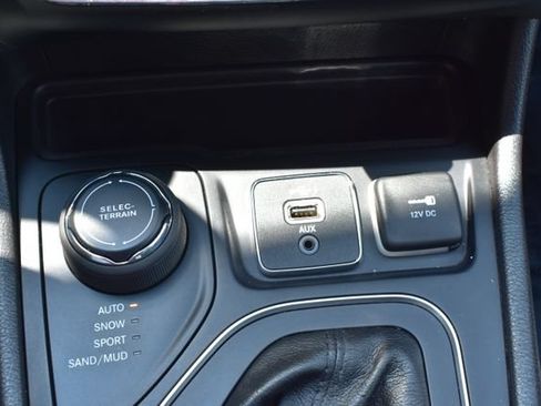 Used 2020 Jeep Cherokee Latitude Plus w/ Cold Weather Group AWD/4WD image 30