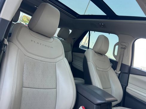 Used 2020 Ford Explorer Platinum w/ Premium Technology Package image 18