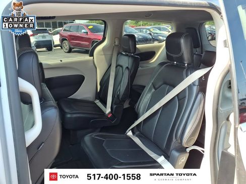 Used 2024 Chrysler Pacifica Touring-L FWD image 12