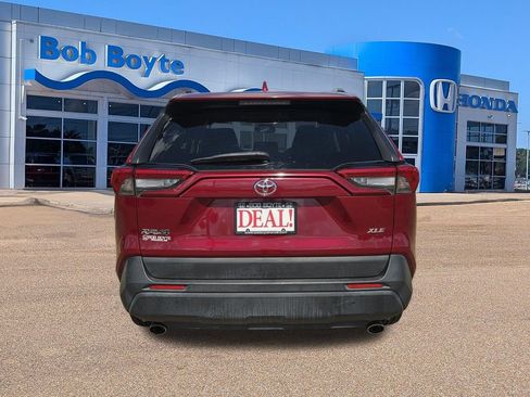 Used 2019 Toyota RAV4 XLE Premium FWD image 6