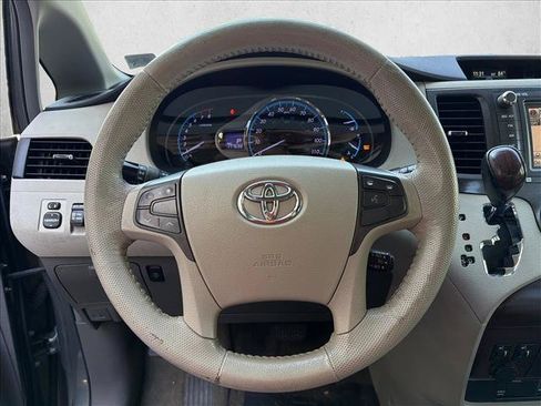 Used 2011 Toyota Sienna XLE w/ Premium Pkg FWD image 14