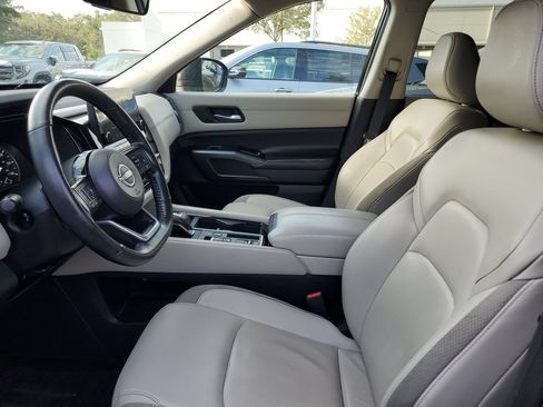 Used 2025 Nissan Pathfinder SL FWD image 18