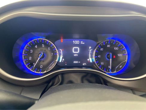 Used 2024 Chrysler Pacifica Touring-L FWD image 26