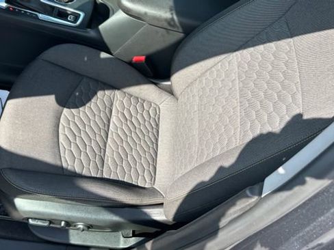 Used 2020 Chevrolet Equinox LT w/ Driver Convenience Package image 17