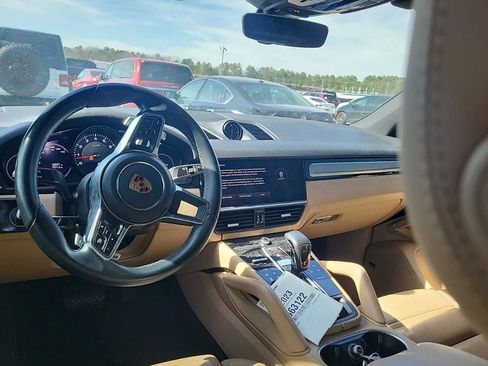 Used 2023 Porsche Cayenne Platinum Edition image 6