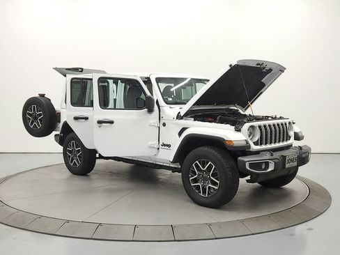 Used 2025 Jeep Wrangler Unlimited Sahara AWD/4WD image 9