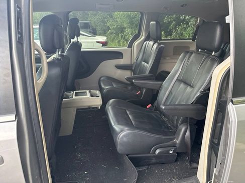 Used 2016 Chrysler Town & Country Touring FWD image 4