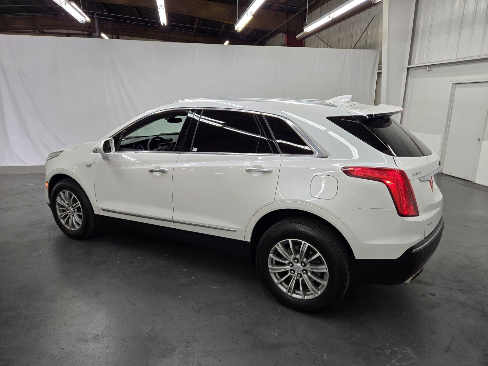 Used 2017 Cadillac XT5 Luxury w/ Driver Awareness Package AWD/4WD image 3