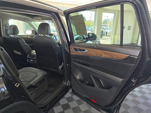 Used 2025 Volkswagen Atlas SE AWD/4WD image 40