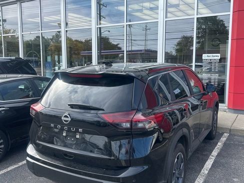 Certified 2025 Nissan Rogue SV FWD image 3