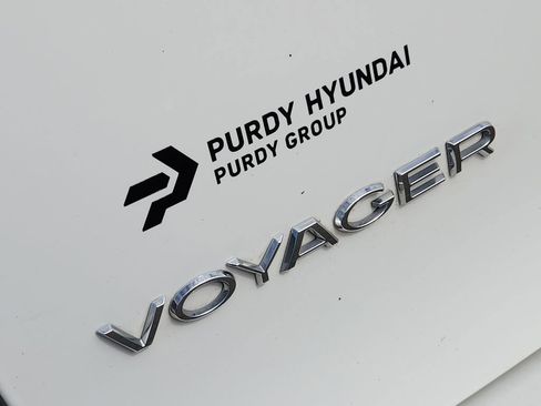 Used 2023 Chrysler Voyager LX image 7