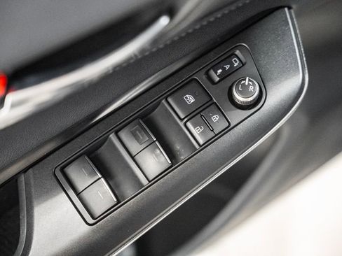 Used 2021 Toyota Venza LE image 40