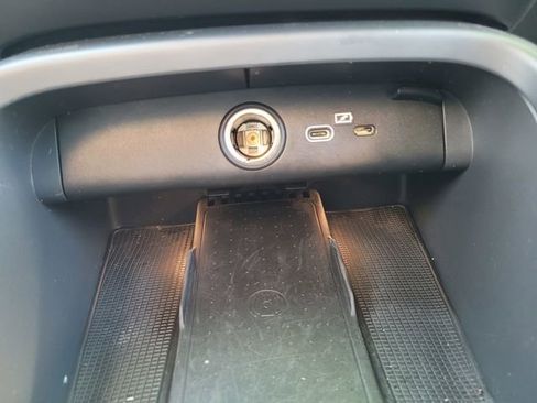 Used 2023 Volvo XC40 B5 Plus image 26