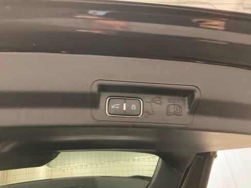 Used 2023 Ford Explorer XLT AWD/4WD image 25
