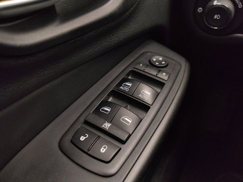 Used 2019 Jeep Cherokee Trailhawk w/ Cold Weather Group image 27