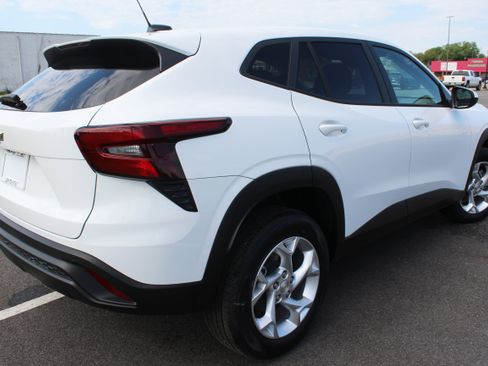 Used 2025 Chevrolet Trax LS w/ LS Convenience Package image 15