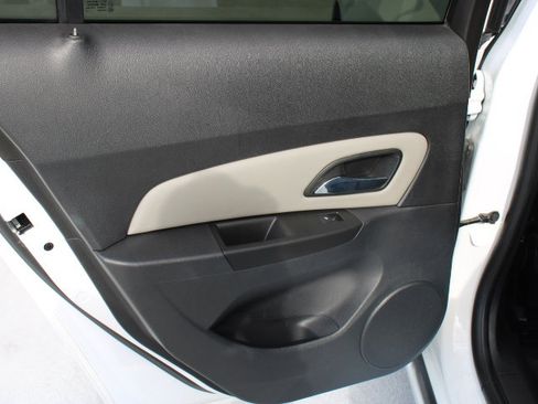 Used 2014 Chevrolet Cruze LS image 12