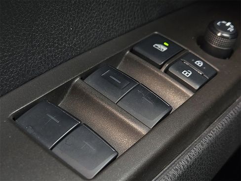 Used 2022 Toyota Camry SE image 15