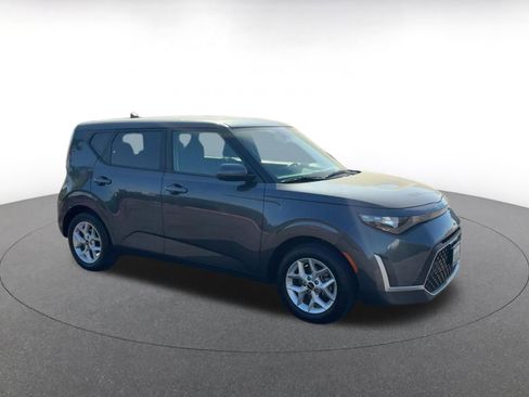 Used 2025 Kia Soul LX w/ LX Technology Package image 2