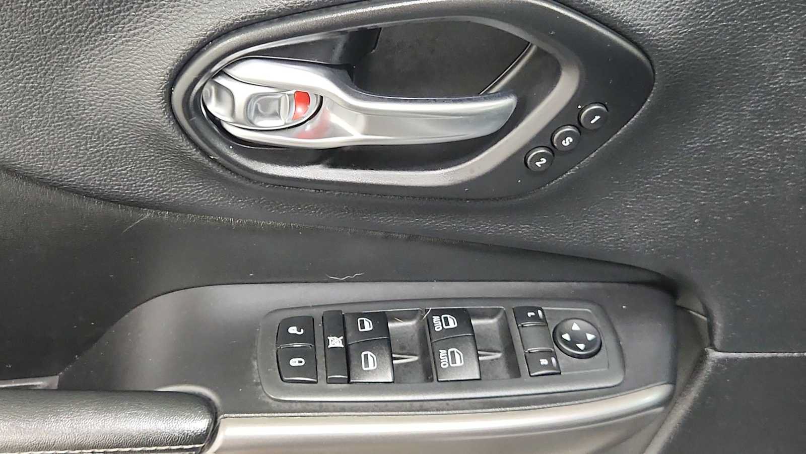 Used 2020 Jeep Cherokee Limited AWD/4WD image 15